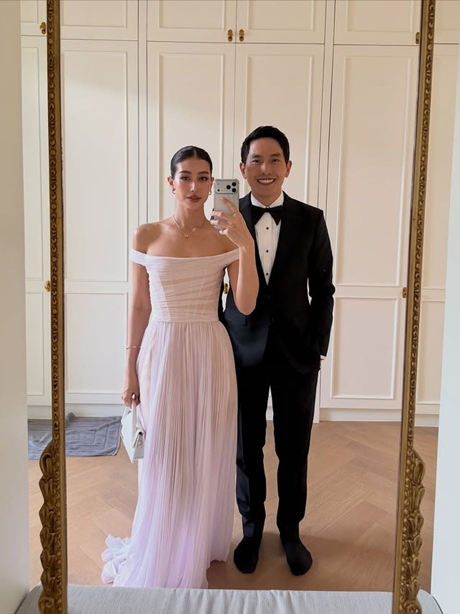 演員Mint（左）帶著男友一起出席好友婚禮，接到捧花立刻被眾人催婚。翻攝IG@mint_chalida