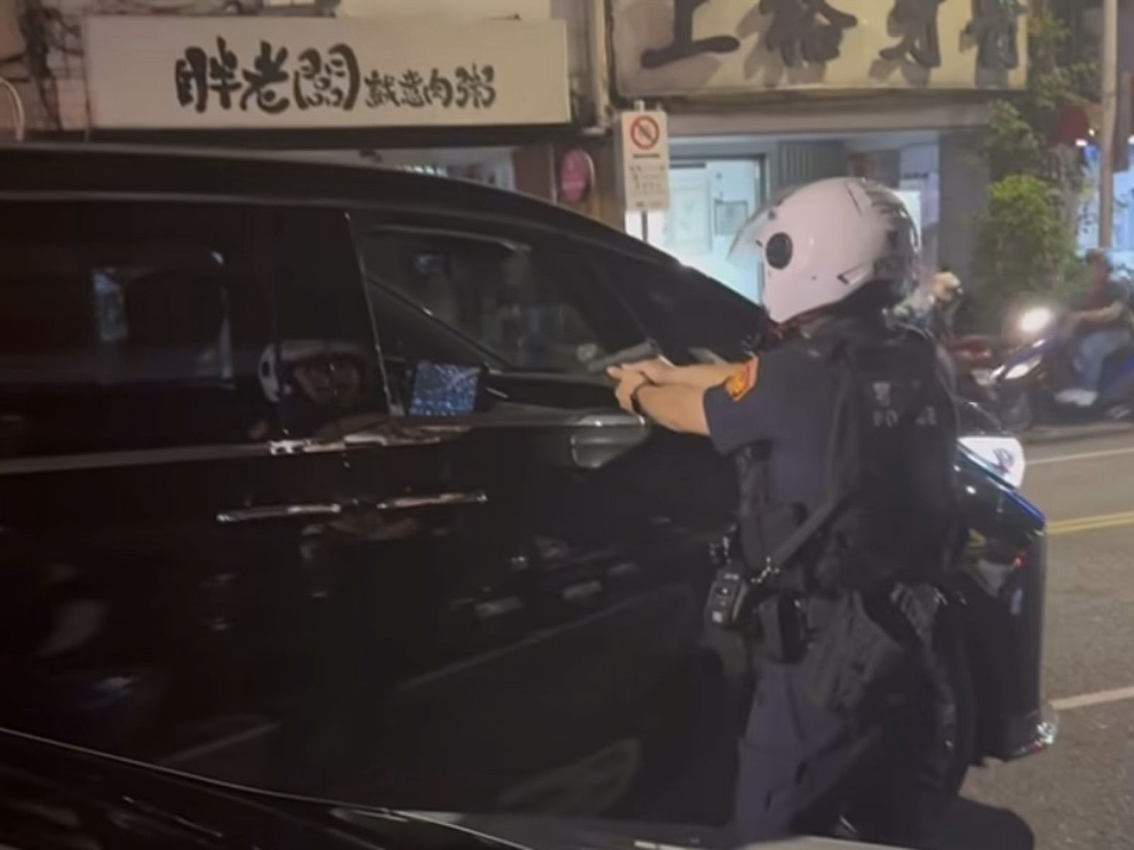 拔槍喝止片／停車糾紛爆衝突駕駛拒盤查　警拔槍僵持1分鐘