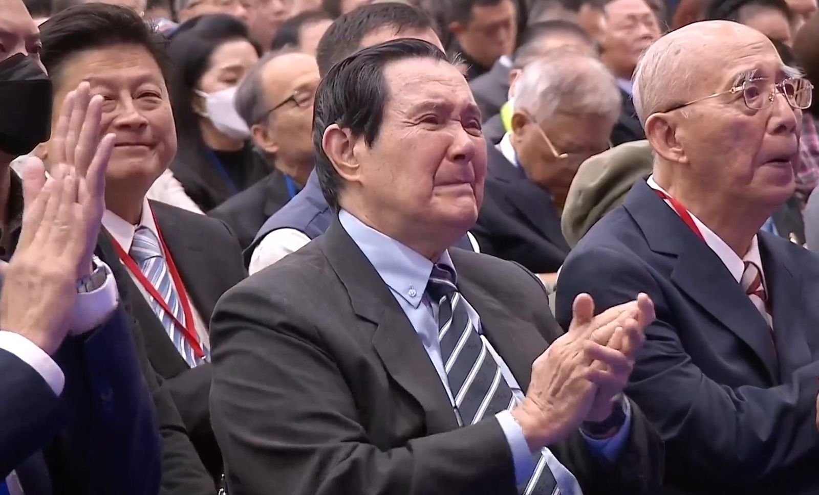 鄭麗文致詞高喊「永遠跟台灣人民站一起」 馬英九情緒激動顫抖落淚