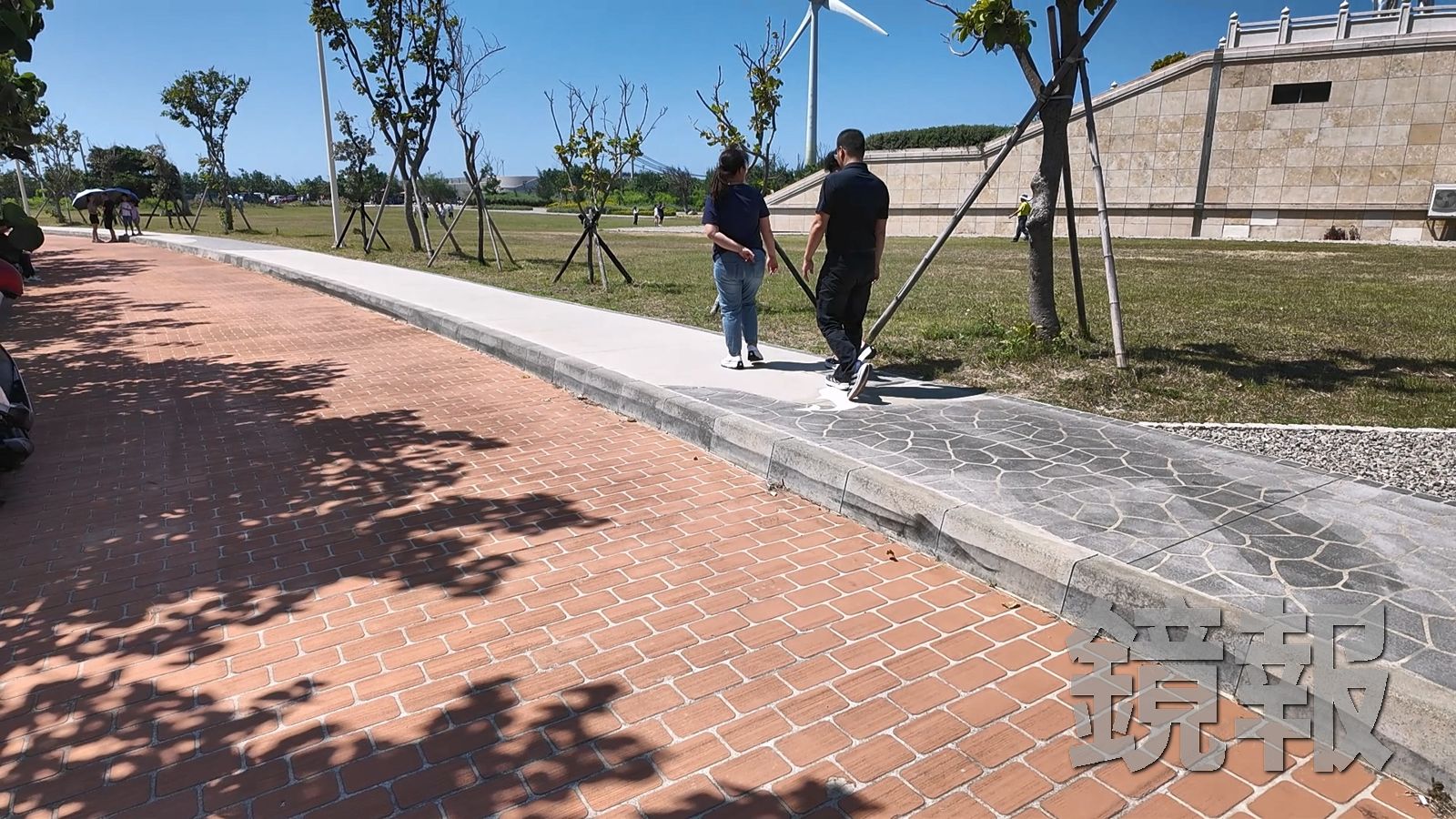 民眾陳先生反應，從園區停車場通往遊客中心的安全島、行人徒步區，都找不到無障礙坡道設施。圖／讀者陳先生提供