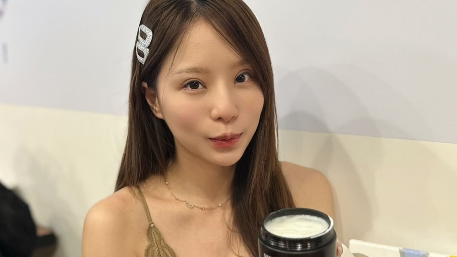 諶多芬中山站「無罩」現身!只穿透視小可愛 街頭人來人往全看光