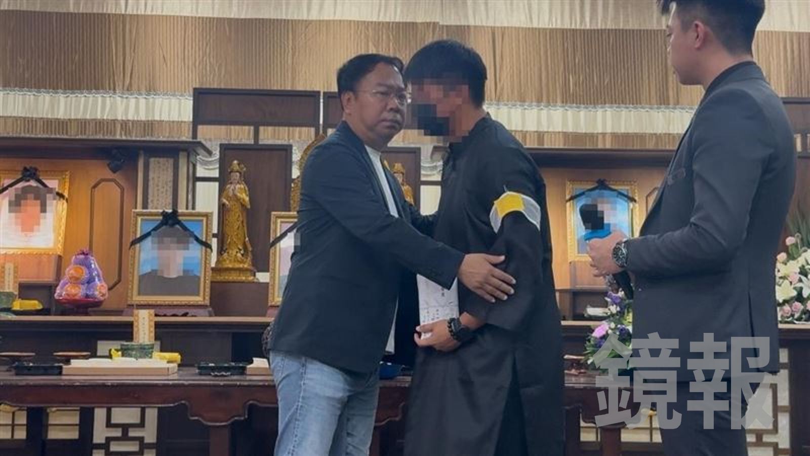 議員謝志忠(左)到靈堂慰問時,豐原王家女婿曾當面表示,希望李姓團購主能得到法律應有的懲罰。台中市議員謝志忠提供