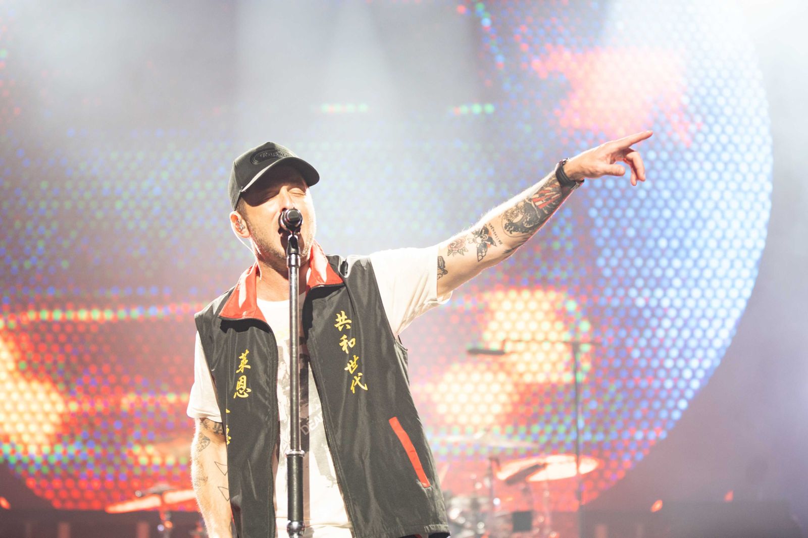 OneRepublic萊恩穿「宮廟背心」畫面爆笑　加碼宣布明年喜訊