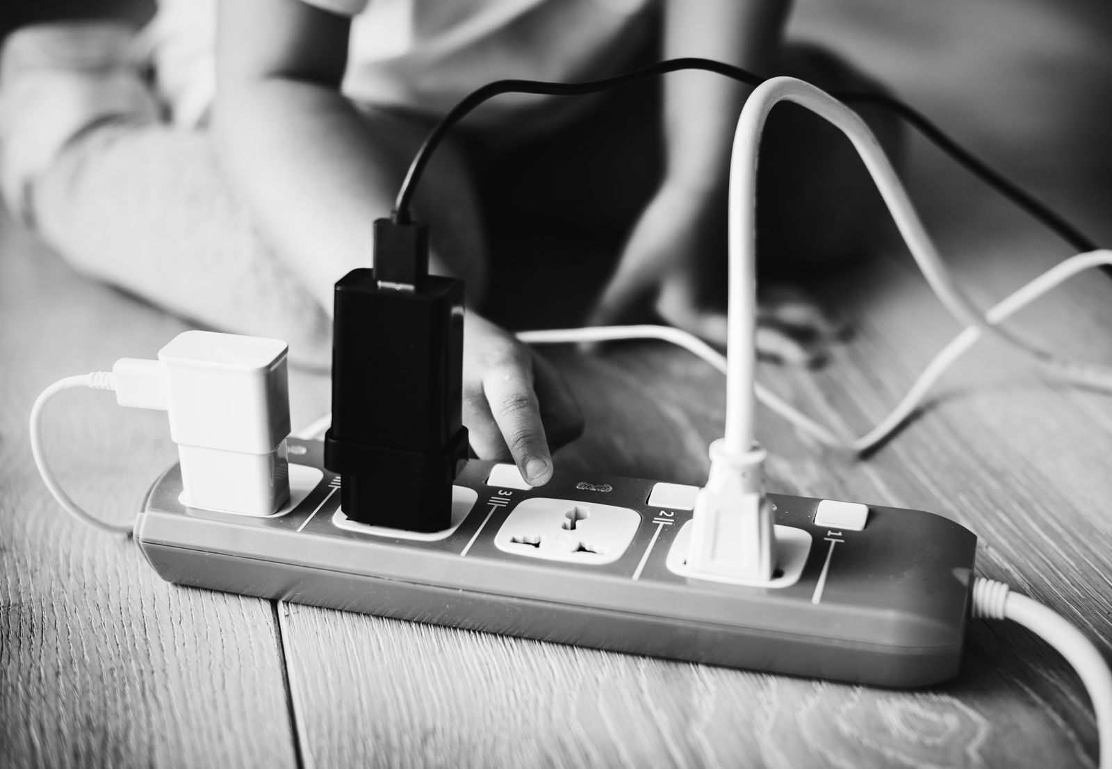 充電器「長期插在插座上」恐爆炸?專家給答案 8大充電NG行為一次看