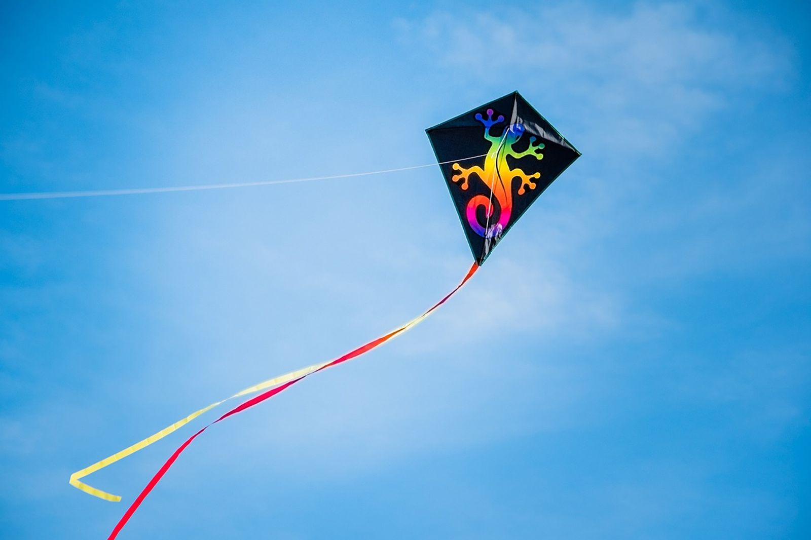 騎車竟遭「風箏線」割喉！騎士頸部噴血慘死　3個孩子沒爸爸了