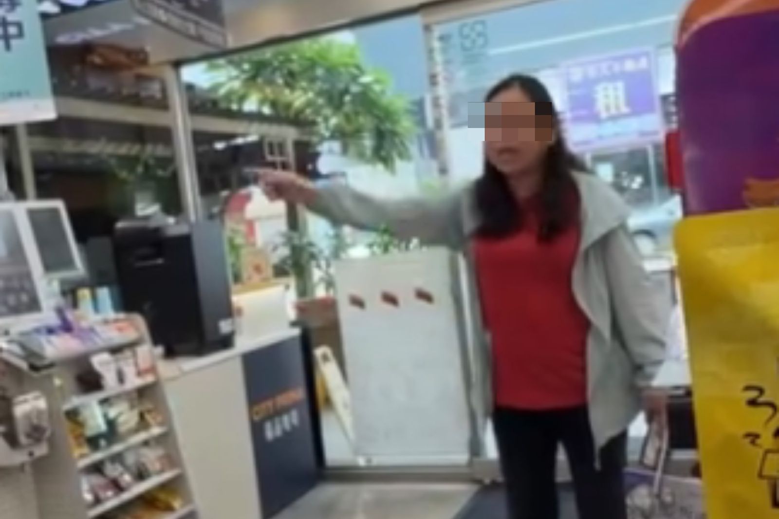 高雄女大鬧超商!「沒馬上教用ibon」當場牙起來...店員一句話回嗆網讚爆