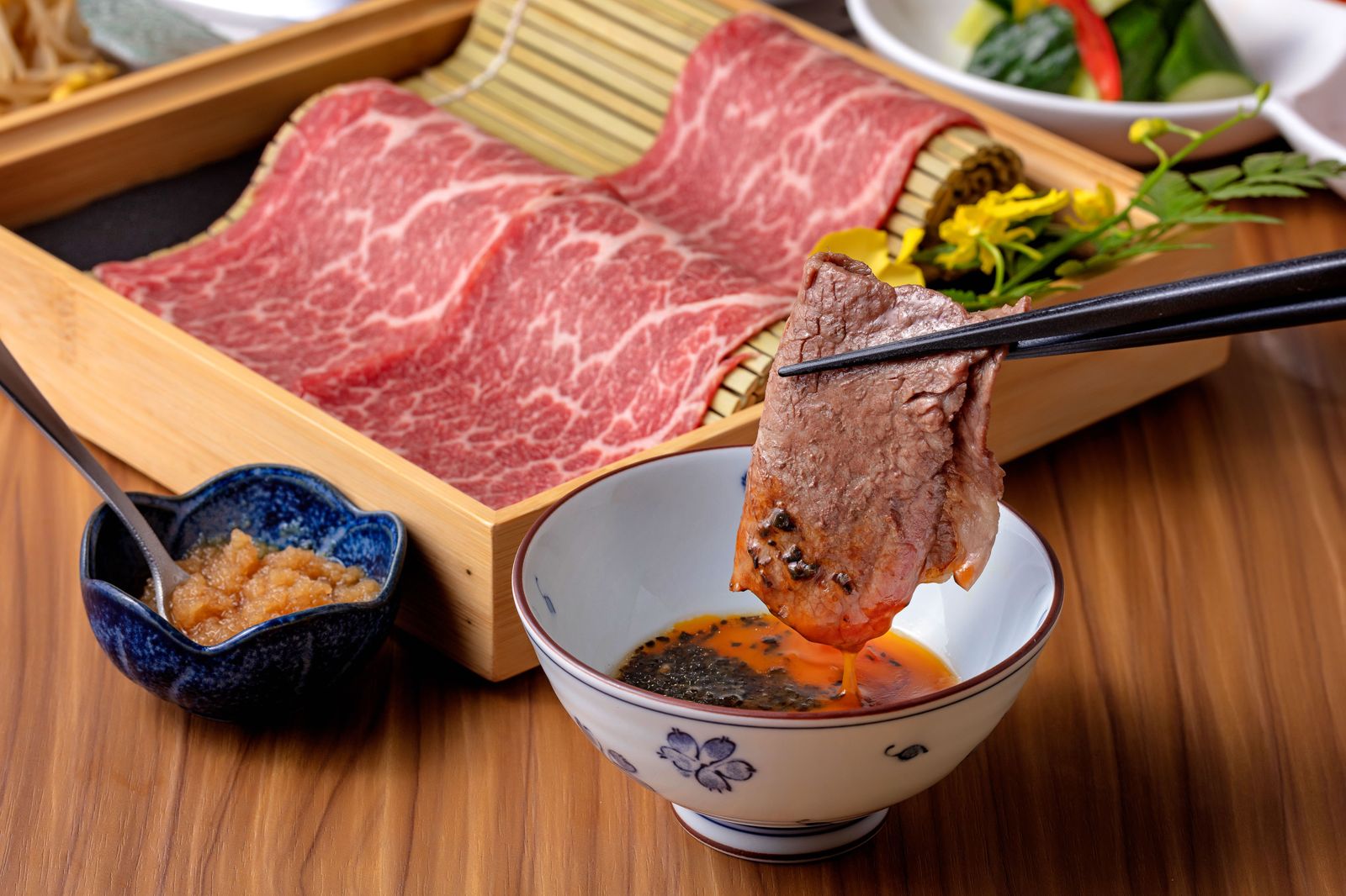 「和風月見牛五花」單面炙烤後沾裹松露蛋黃醬品嘗，能享受滑潤鹹香的滋味。（480元／份）