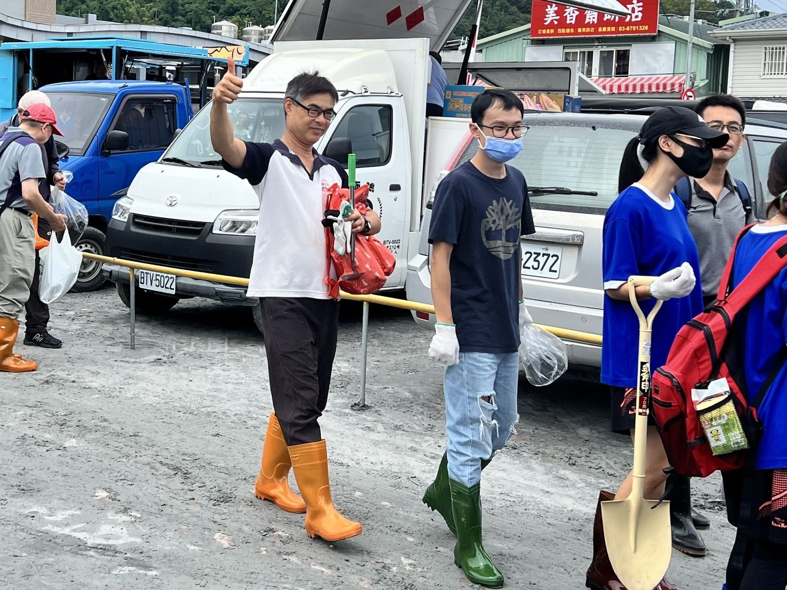 花蓮馬太鞍溪堰塞湖23日發生溢流導致潰壩,災後湧入大量志工協助救災復原。圖/卓榮泰臉書