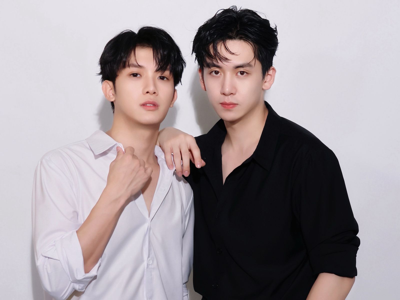 《黑白原來是真的》葛兆恩(右)升格戲劇製作人,二搭紀成澔打造夢幻直式戀愛劇。結果娛樂提供