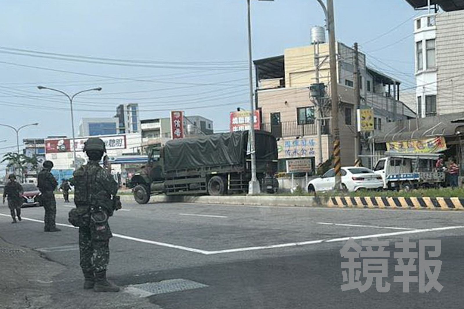 軍方派員到路口協助交管，排除事故車輛。翻攝fb我是頭份人