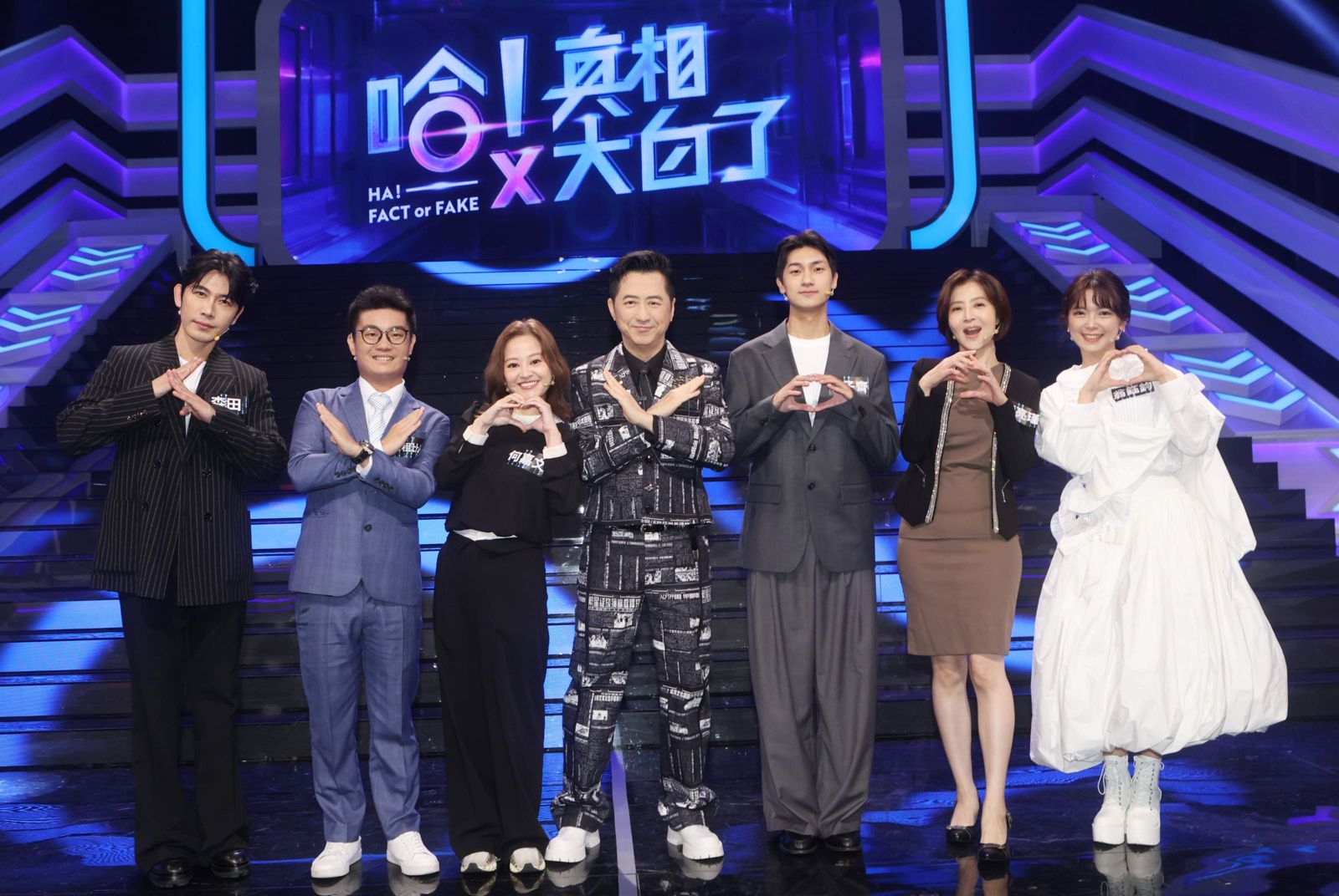 庾澄慶（左4）主持公視《哈！真相大白了》邀（左起1、2、3）森田、包租比爾、何嘉文，與（右起３、２、１）裴子齊、李亮瑾、翁鈺鈞同上節目。公視提供