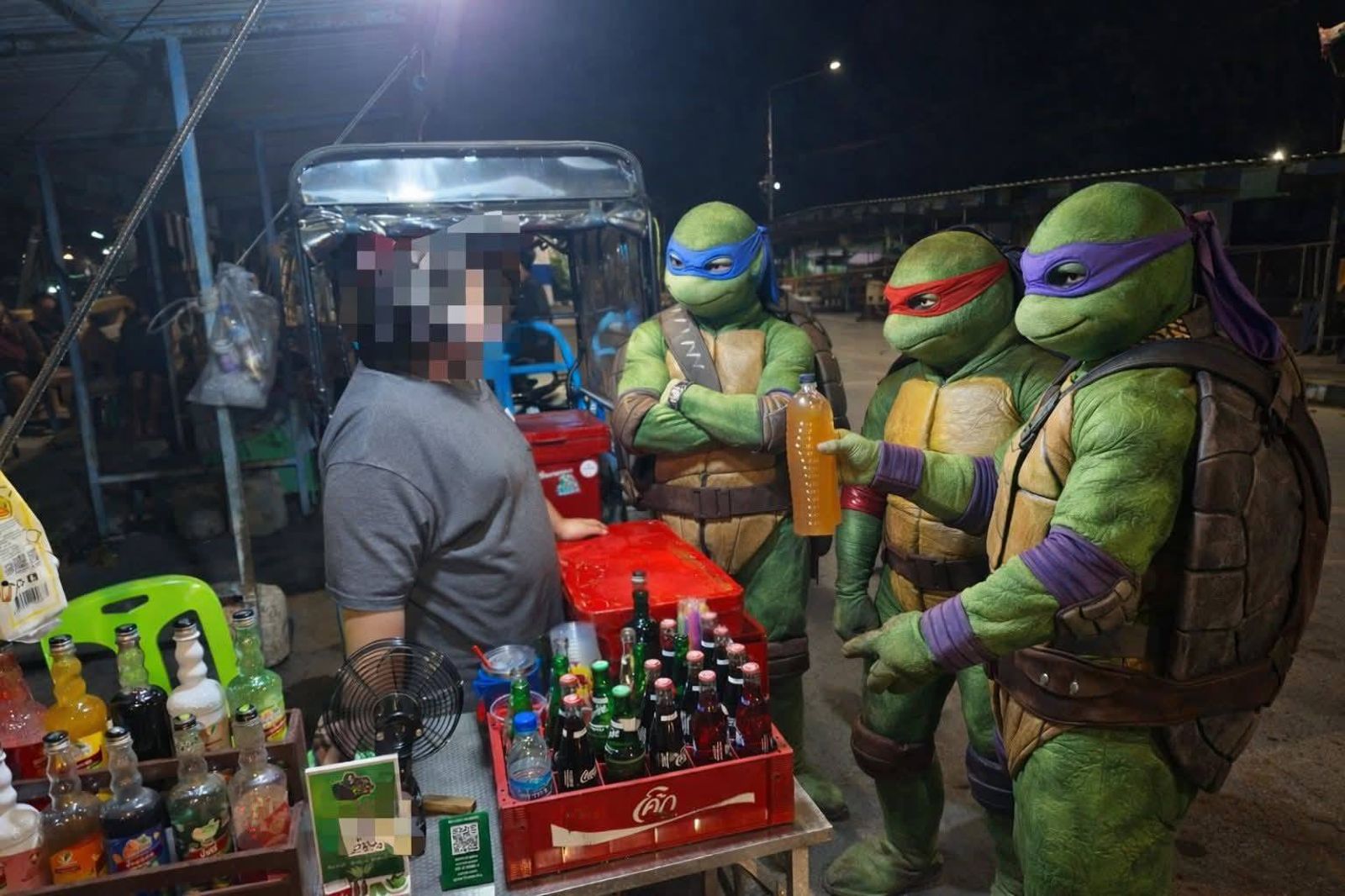 警科學辦案!扮忍者龜緝毒,現場畫面曝光。圖/翻攝自「ชัชญาน์ นรสิงห์ 」臉書