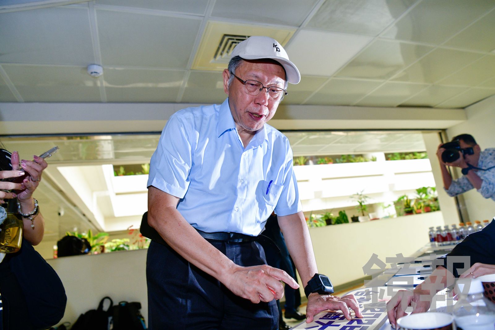 掃街巧遇鄭朝方竹北有望綠白合?柯文哲:人家上來握手我也不能逃