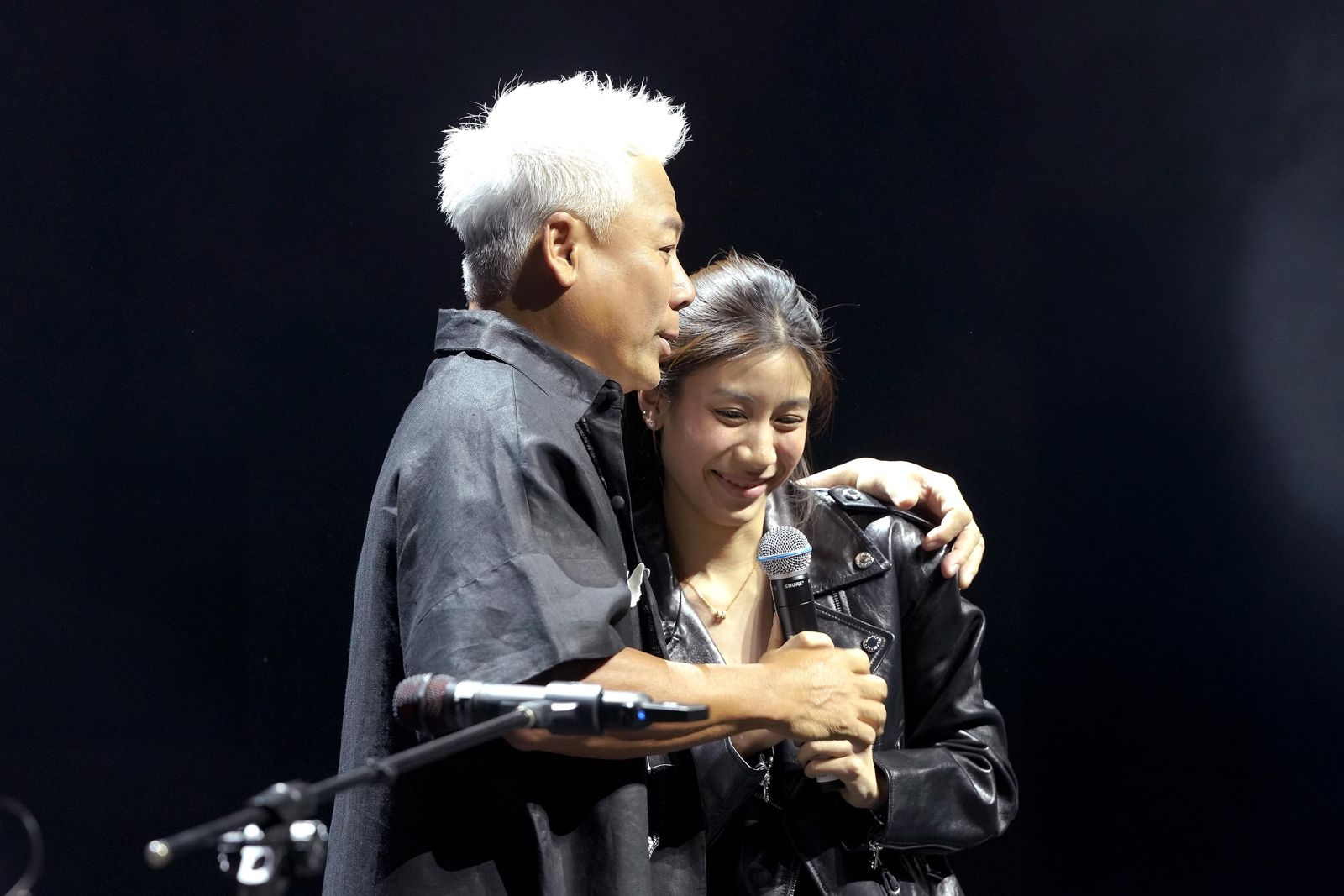 巫啟賢北流開唱突遭黑衣女上台強抱　台上嚇壞真相曝光竟是來「討債」