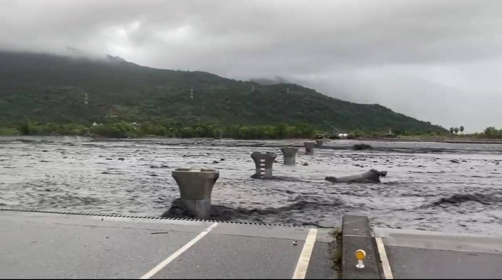 洪水強灌！2人失聯、77人受困　花蓮光復鄉明停班停課