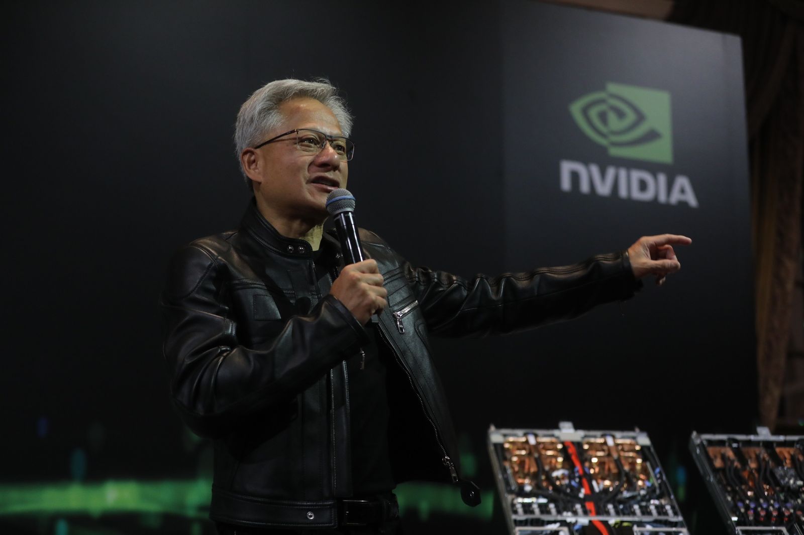 黃仁勳：人形機器人是下一個兆（美）元產業　供應鏈商機將比照iPhone