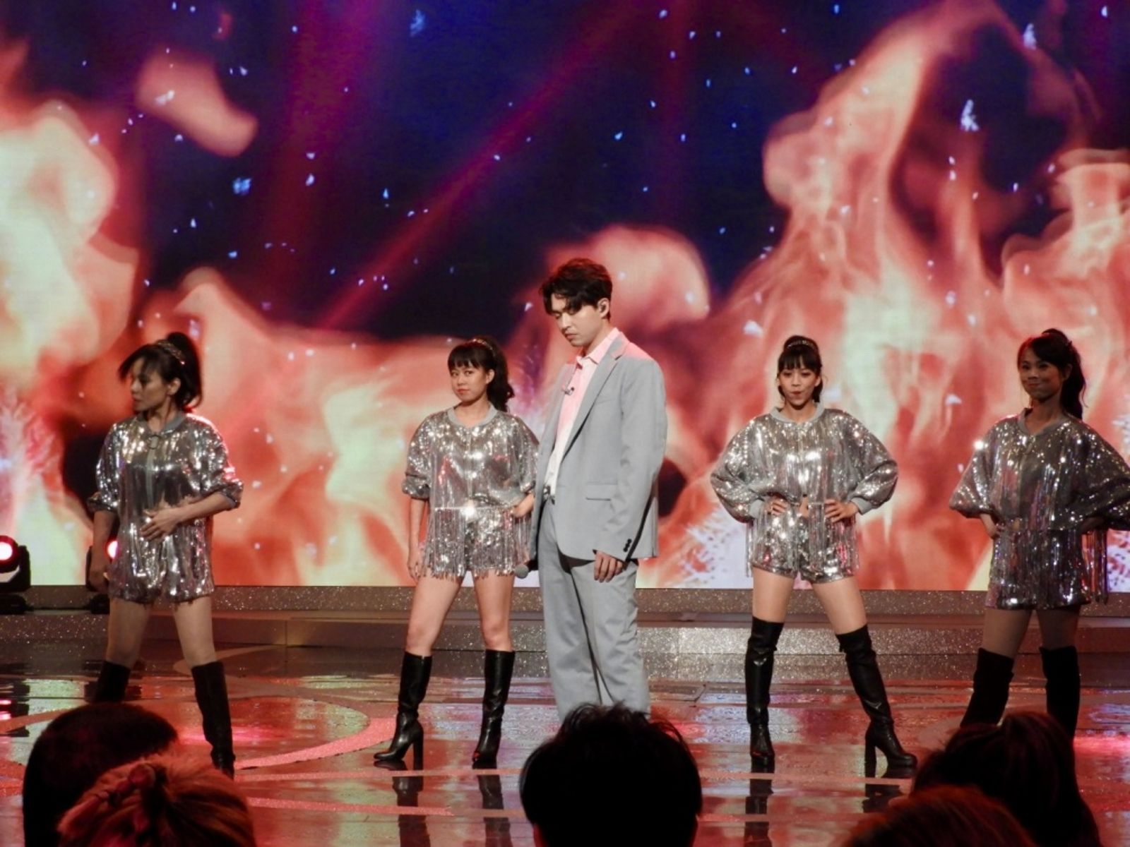 《綜藝一級棒》李子森演唱「冬天裡的一把火」熱力十足。中視提供