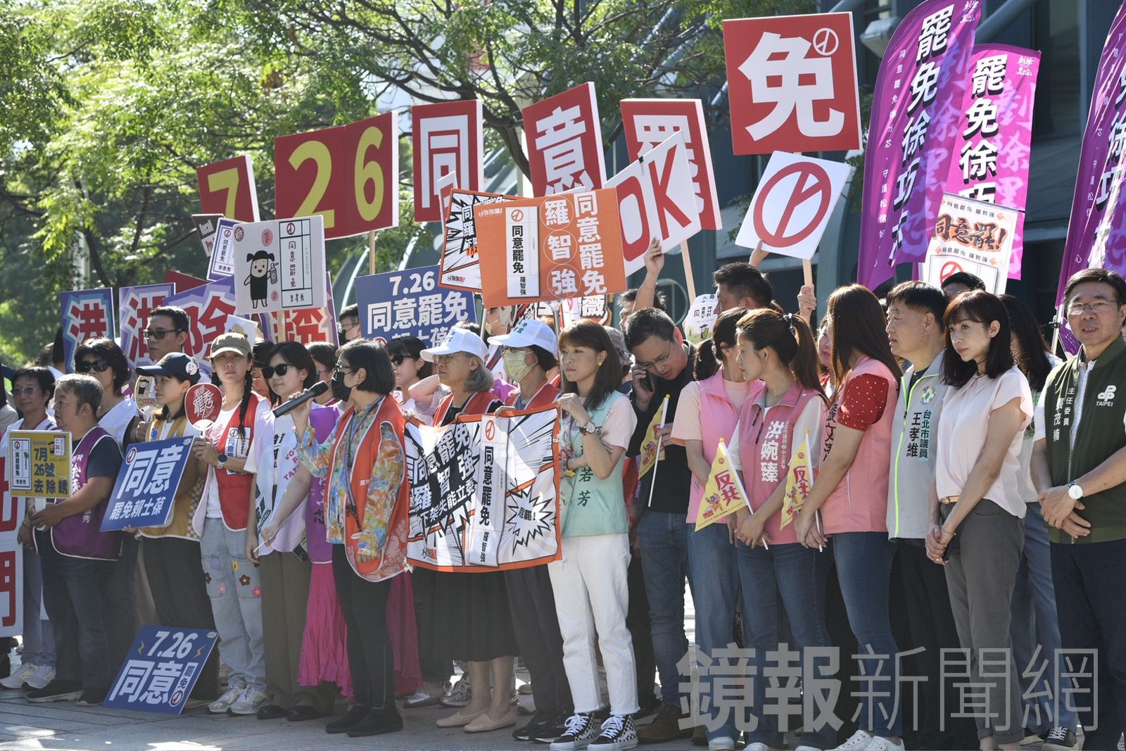 民進黨多名台北市議員今天上午現身小巨蛋外,陪同北市5罷團大會師。(圖/李智為攝)