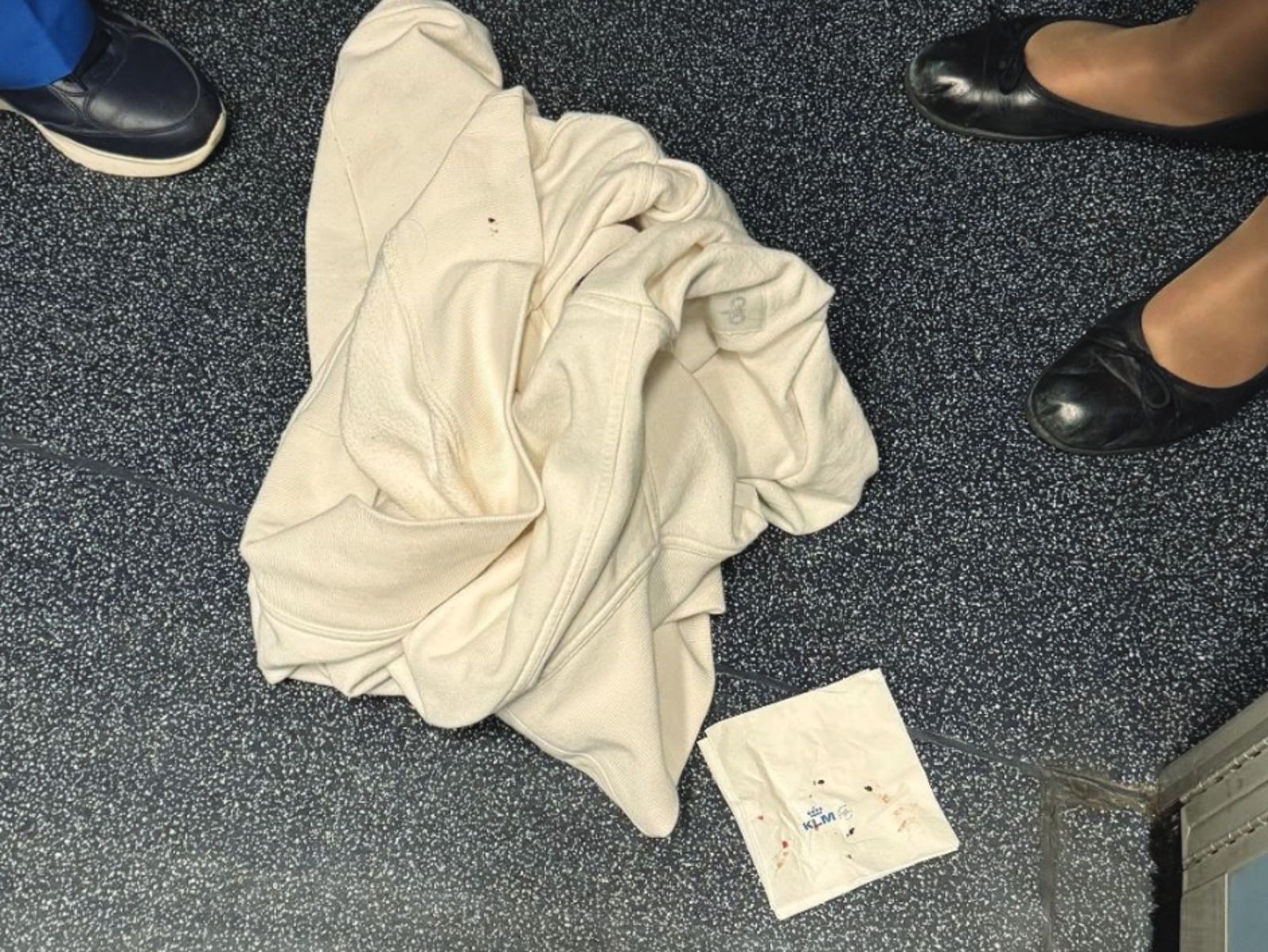 阿布奎克拍下毛衣上的蟲子屍體。圖／翻攝自訴訟文件