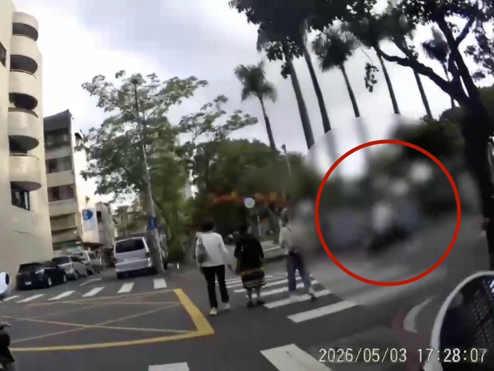 未禮讓3行人遭攔查 男騎士竟暴走揍警!還反拔警車鑰匙