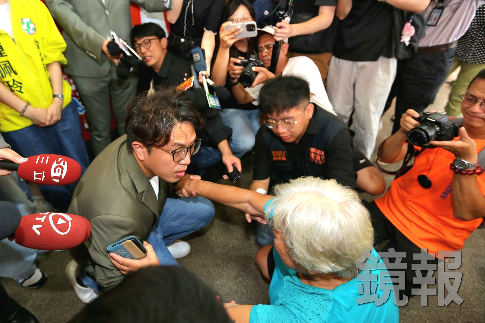 沈伯洋前往社子島參香時，一名阿嬤下跪陳情。姜永年