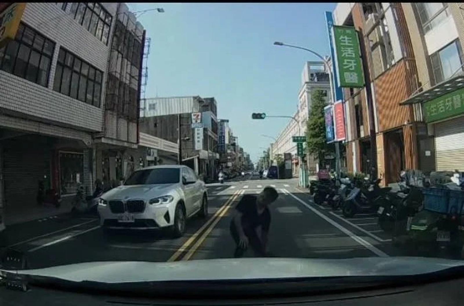 碰瓷哥狂拍車窗嗆「嘜走」駕駛兩招反制　網友：根本街頭詐騙演員