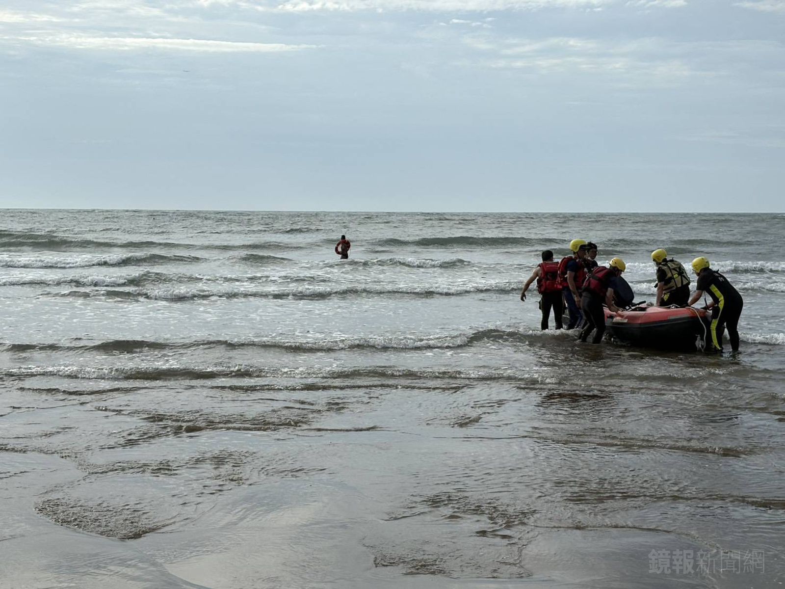 偕友戲水遭浪捲走　法籍男子命危送醫