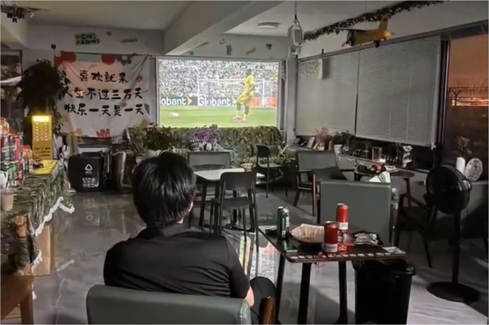 太尷尬!咖啡廳邀4000人來店看世足「免費暢飲」 結果0人到場