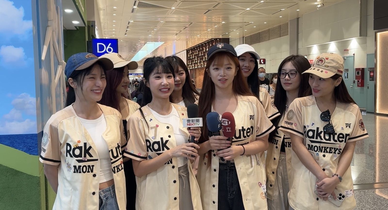 女孩們接受訪問。樂天桃猿提供