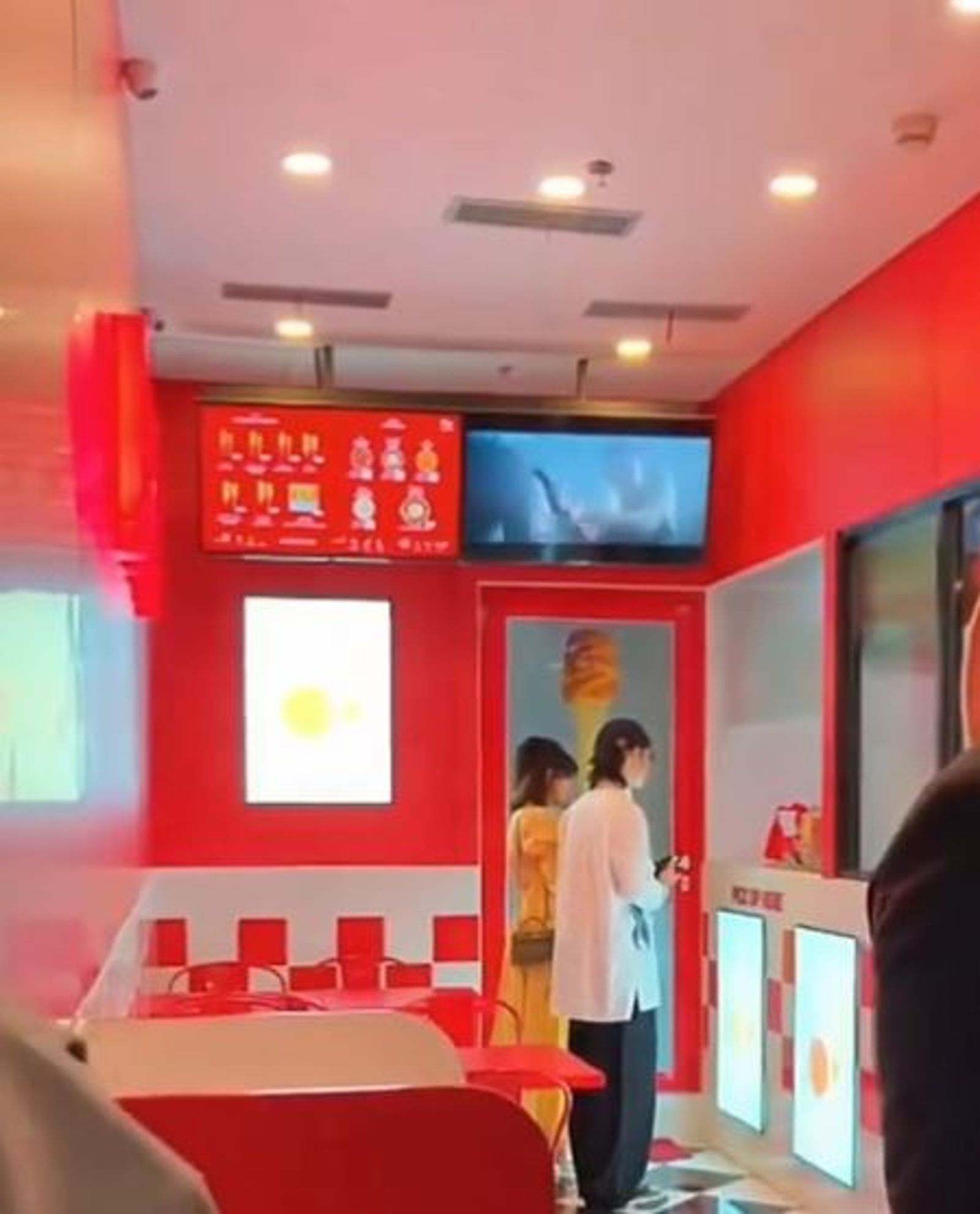 吳建豪被拍到與女伴逛印尼泗水商場。翻攝surabayasiders ig