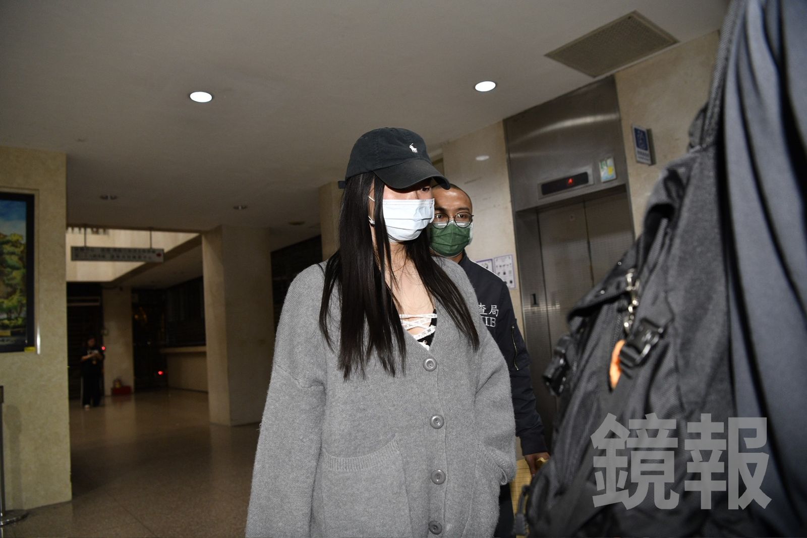 臨櫃、ATM狂存千萬現鈔　副所長辣妻改列被告50萬交保