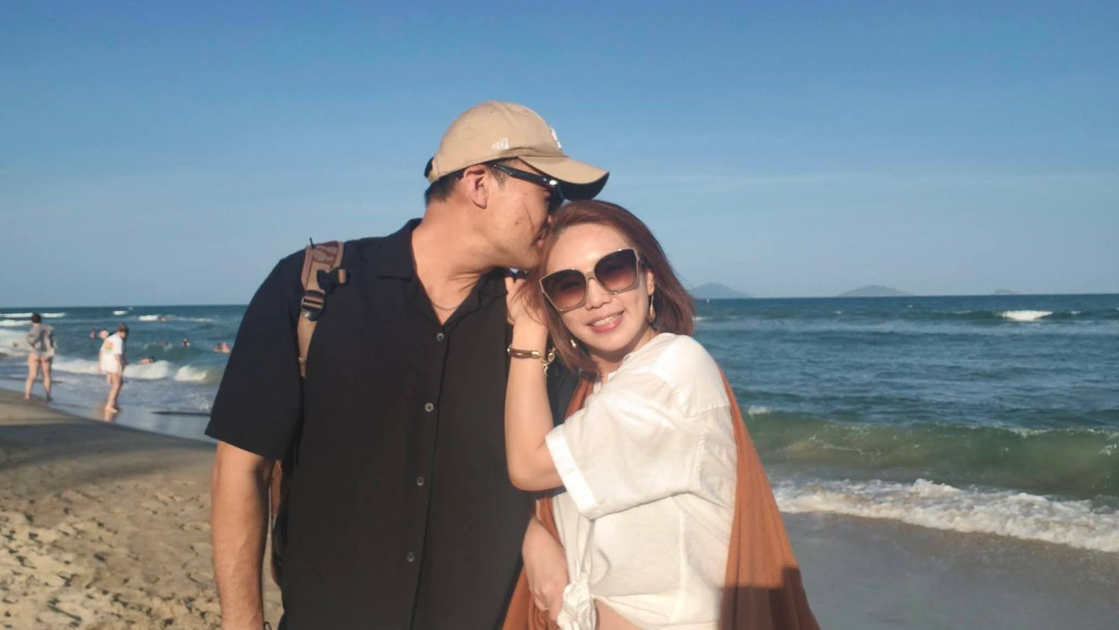 陳真（右）曾收過吳宗憲的開工紅包。翻攝陳真臉書