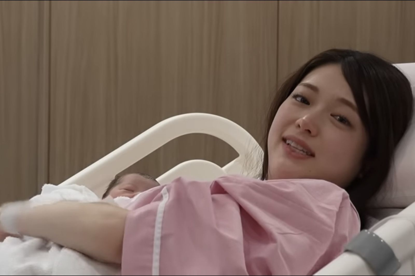 松村沙友理筋疲力盡地抱著寶寶拍照。翻攝YT@sayuringo-channel