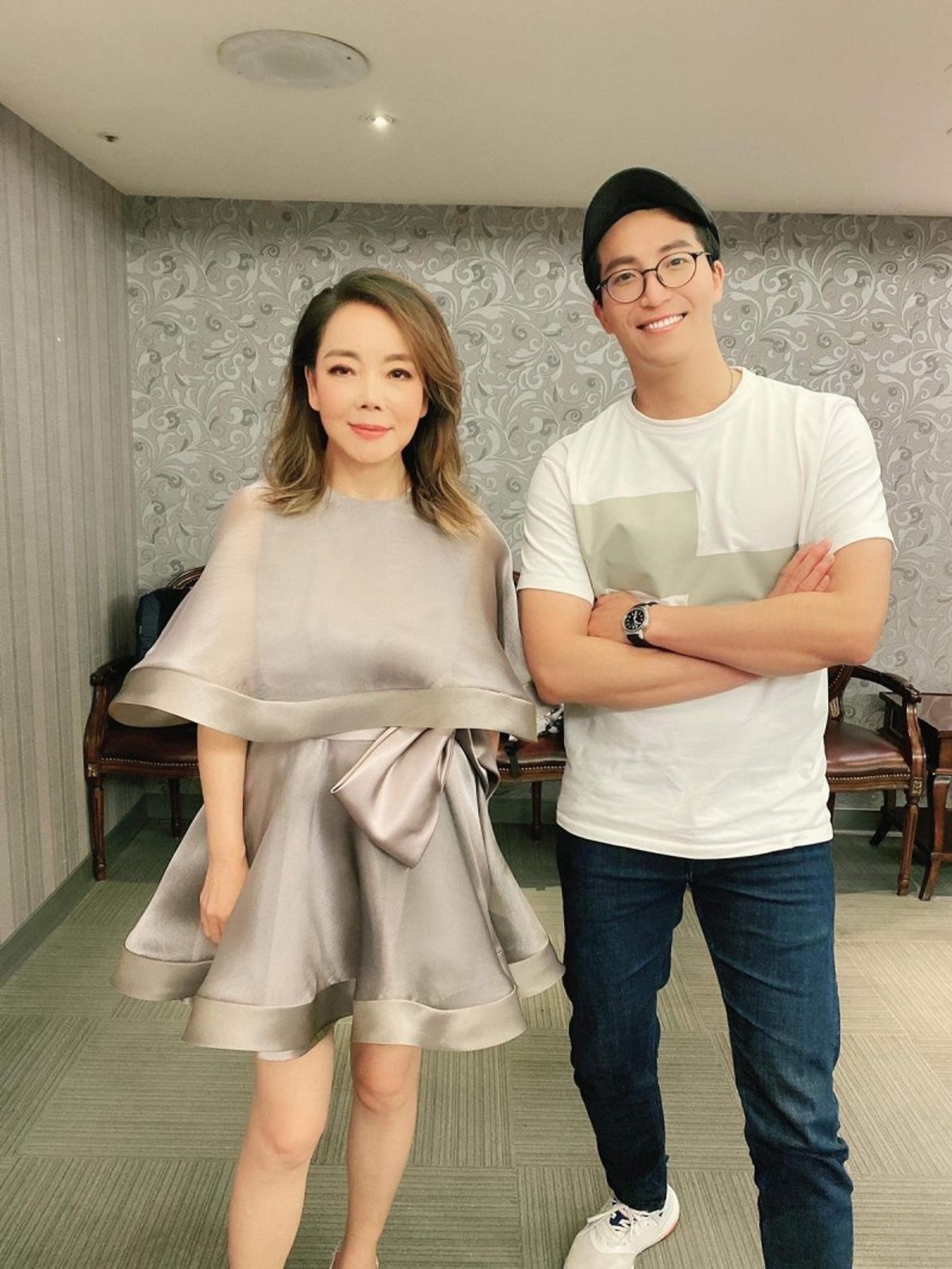 吳翔震在晚宴上演唱〈好人〉。台北市世界旗袍文化藝術推展協會提供