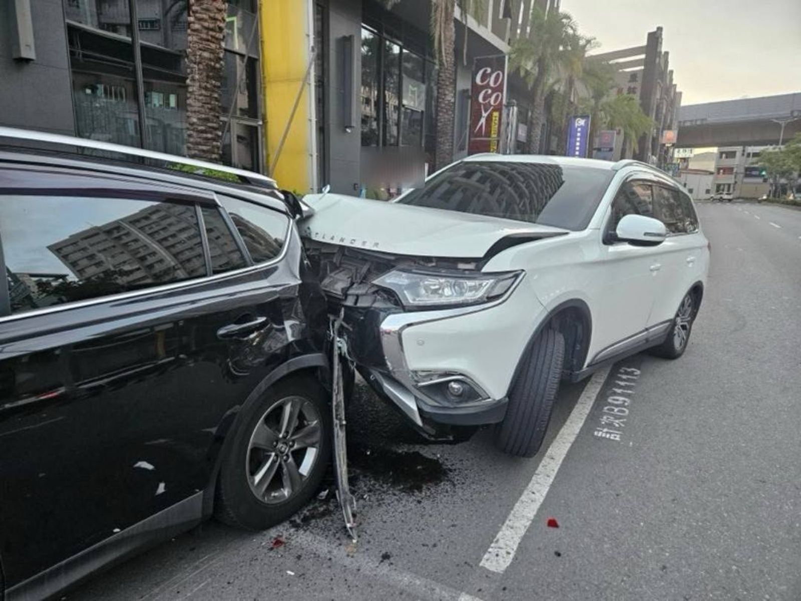 有片／三寶鬼切又來了！鳳山66歲婦開休旅車突偏離車道　路邊2車被硬上畫面曝
