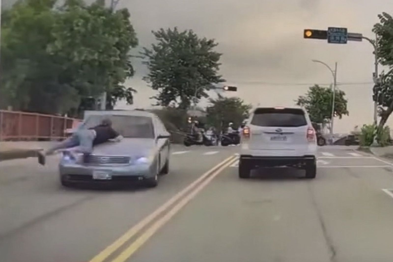 「趴引擎蓋」抓詐團慘遭甩落還輾斷6肋骨 毒蟲車手殺人未遂重判8年9月