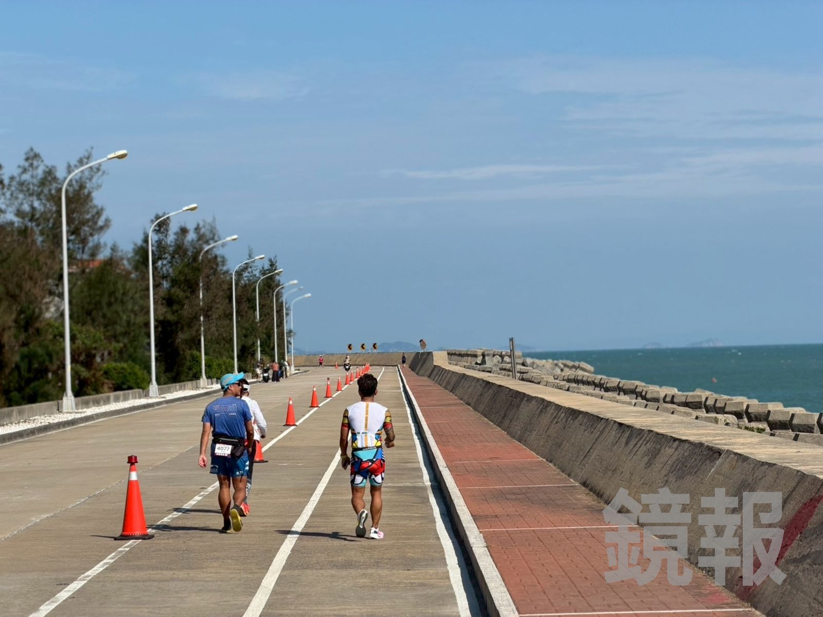 海岸步道是最為平坦的一段,讓不少選手選擇停下來吹個海風休息。