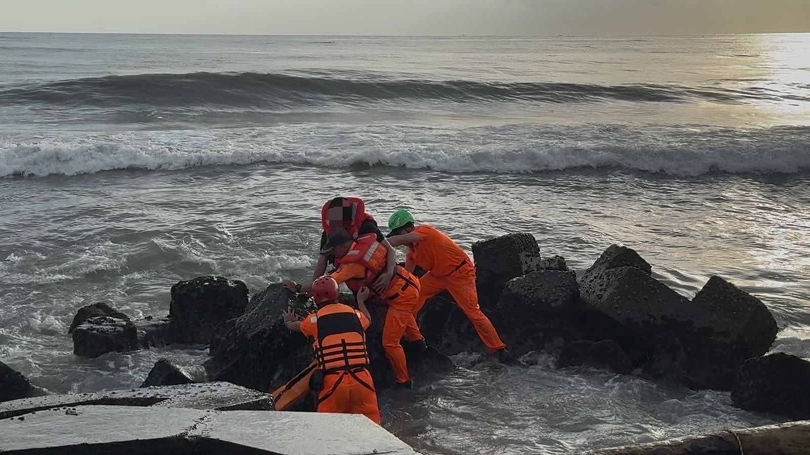有片／驚險！遊客黃金海岸戲水遭浪沖走卡消波塊　海巡快閃救援