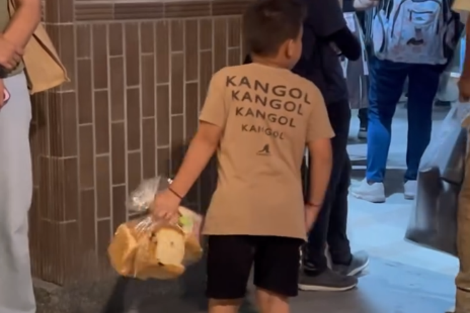 光復車站一名男童發放現烤麵包。圖／翻攝自Threads@zhen_5.4