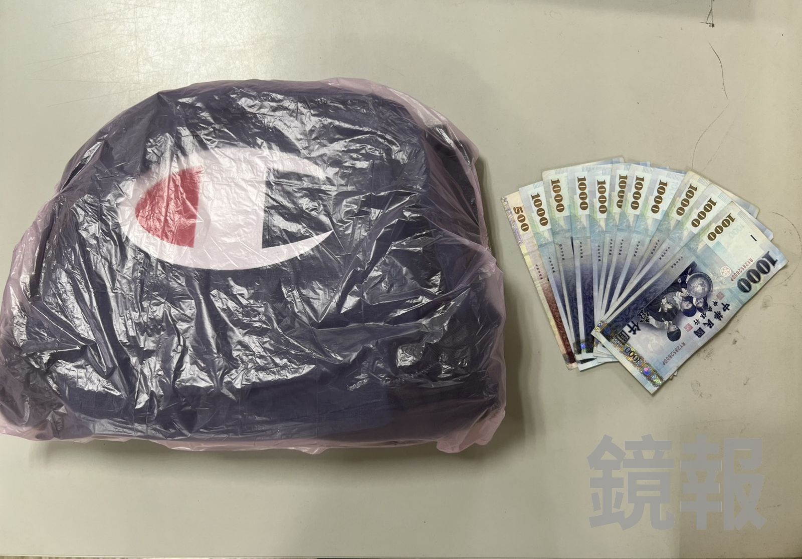 警查扣不法所得。翻攝畫面