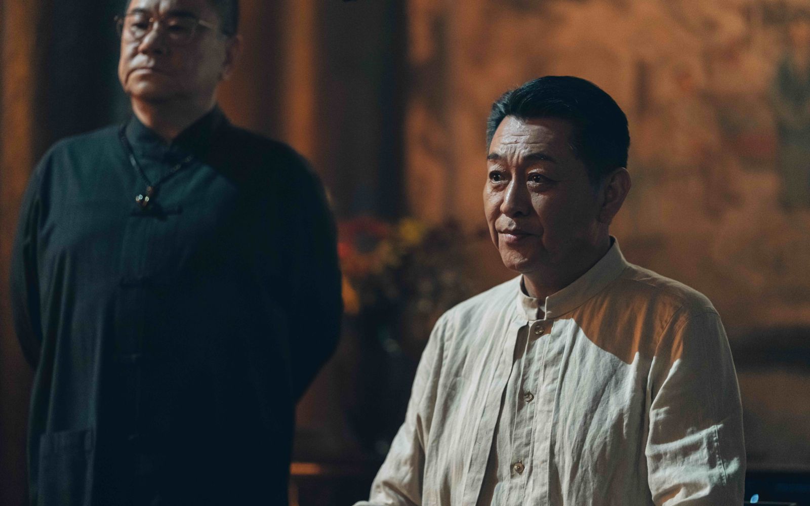 庹宗華(右)坐鎮青和宮,張永正則化身得力副手「洪爺」。Netflix提供