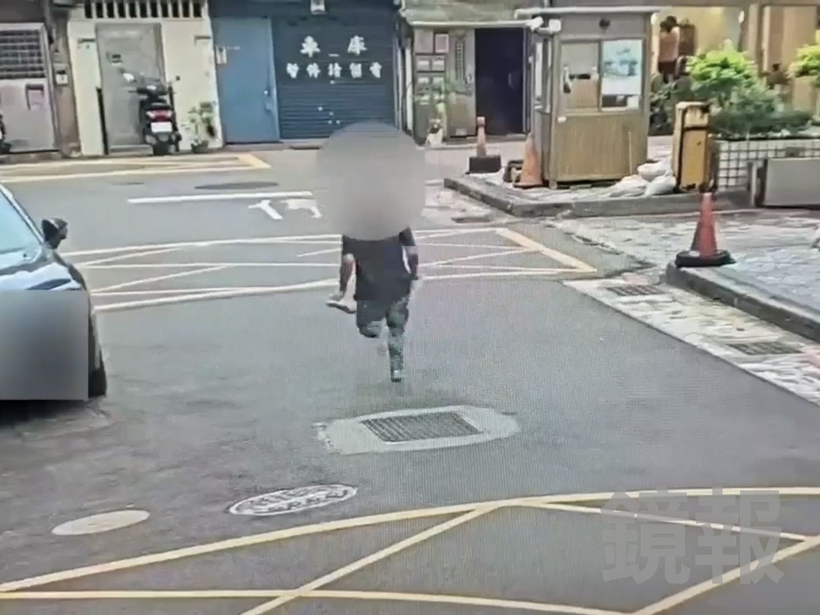 獨家/心虛毒蟲假配合警方攔查 下秒「雙手抓白拖」赤腳狂奔!荒謬逃跑畫面曝光