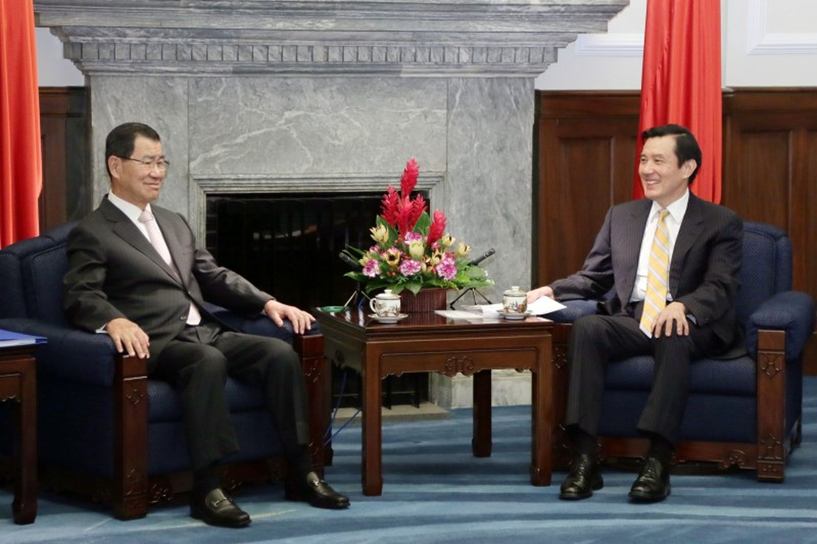 馬英九（圖右）與蕭萬長（圖左）。