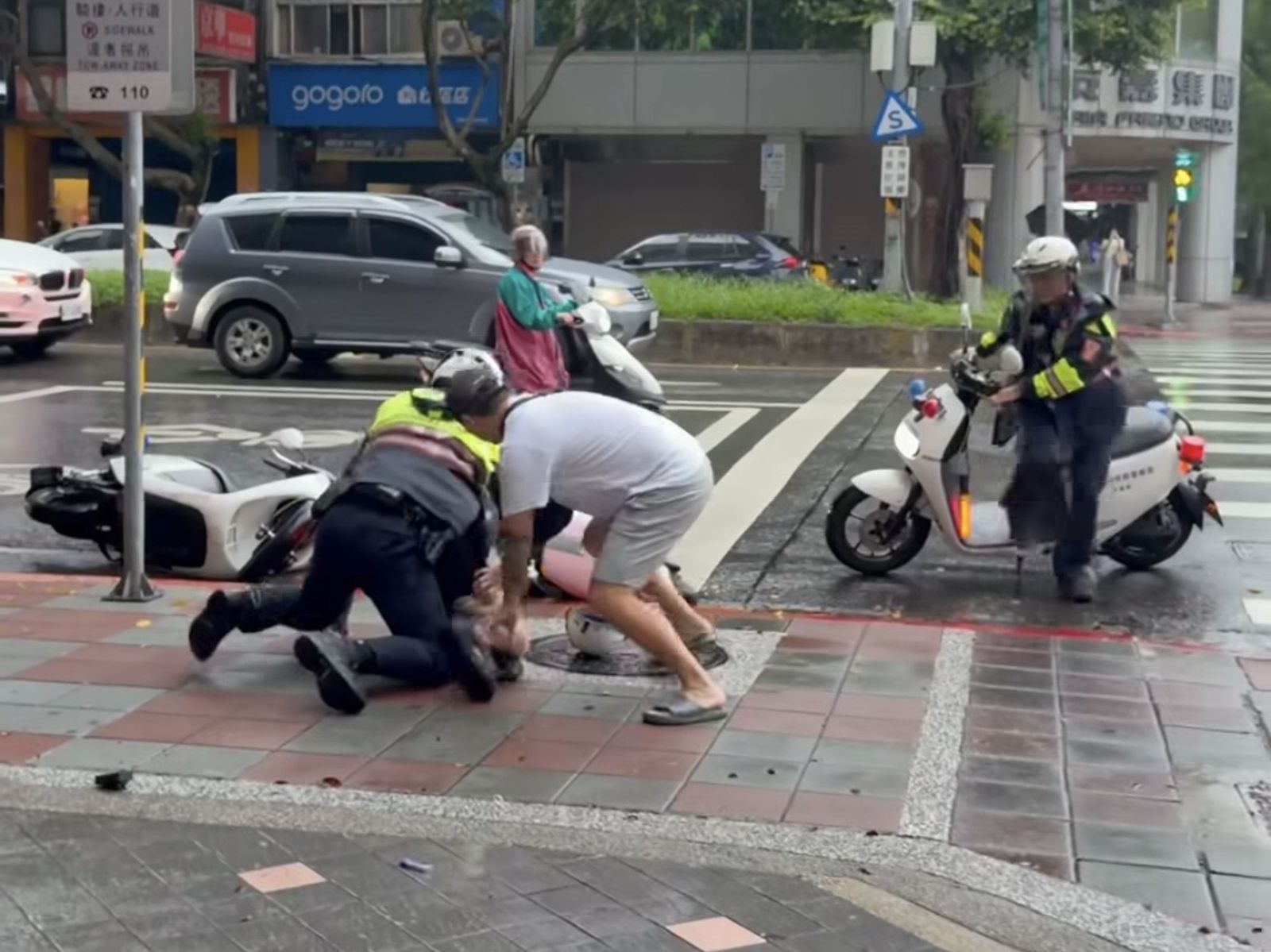 長腿女友當場看傻!通緝犯載妹趴趴走 路口遭員警加正義哥雙重壓制