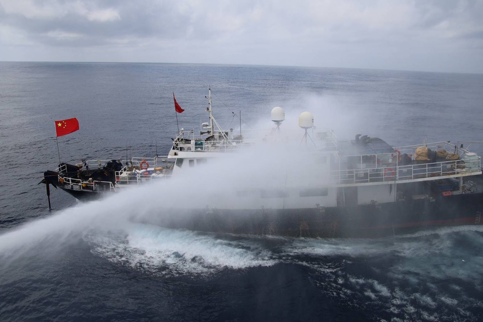 現場畫面曝光！陸漁船越界闖東沙禁區　海巡台中艦「怒噴水砲」驅離