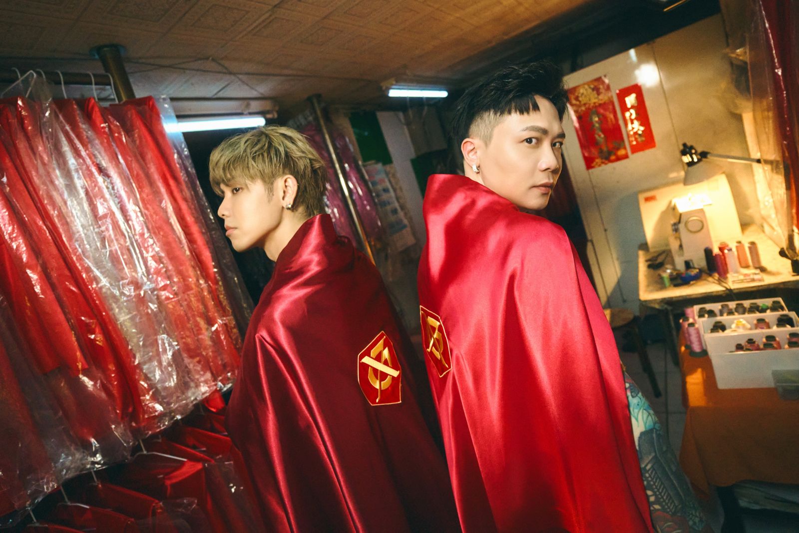 鼓鼓和蕭秉治再度合體推出新歌〈超人披風〉。相信音樂提供