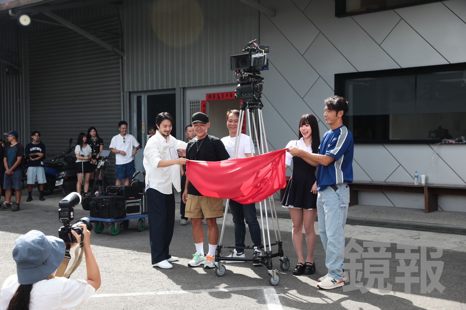 這是李多慧（右二）在台灣的首部電影。林煒凱拍攝