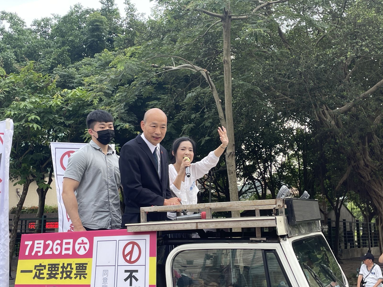 首度現身台北車掃！韓國瑜合體徐巧芯拜票　民眾熱情「比讚」展現高人氣