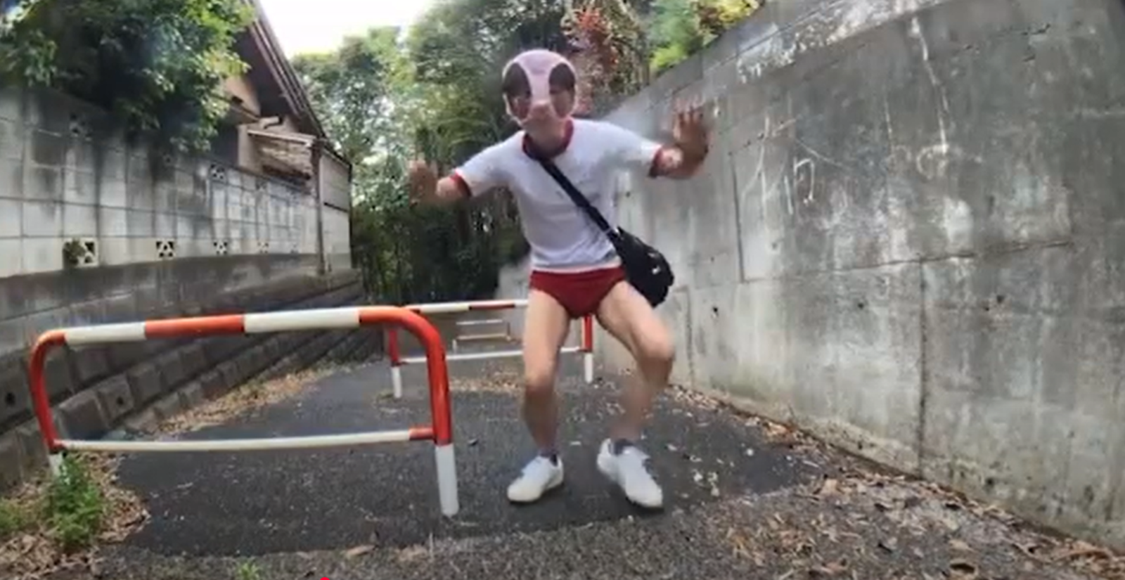 瘋狂假面真實上演!變態男頭戴女性內褲直播衝流量 女路人受驚