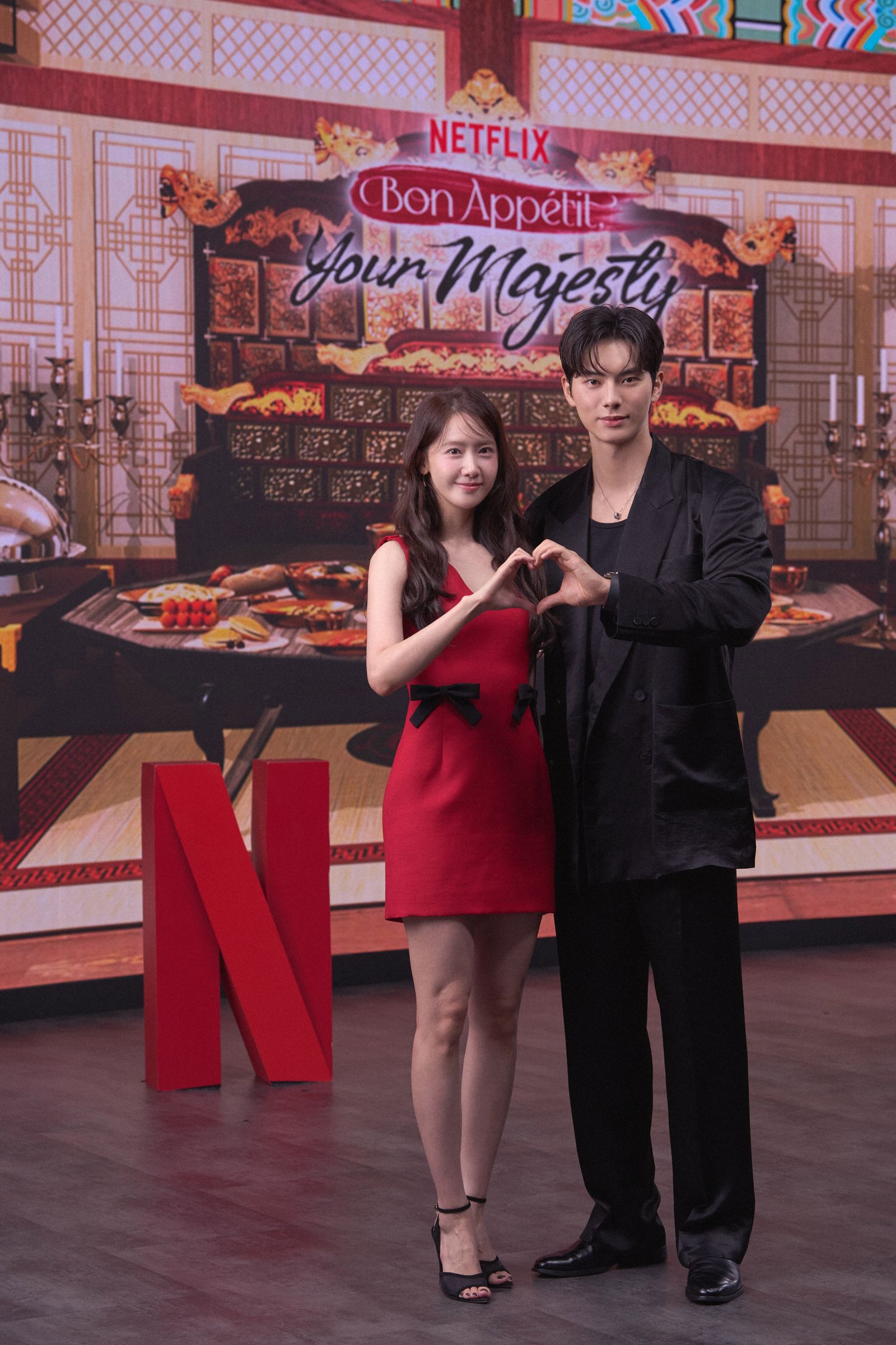 潤娥(左)與李彩玟在《暴君的廚師》穿越相戀。Netflix提供